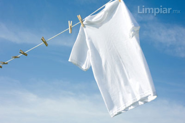 5 trucos para eliminar las manchas de sudor en la ropa blanca