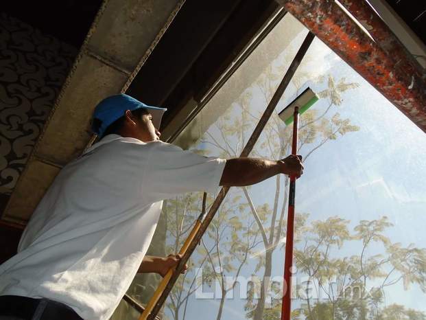 Operacion de Limpieza de Cristales