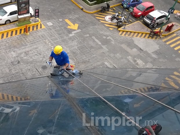 Aplicación de silicón en domos de cristal.