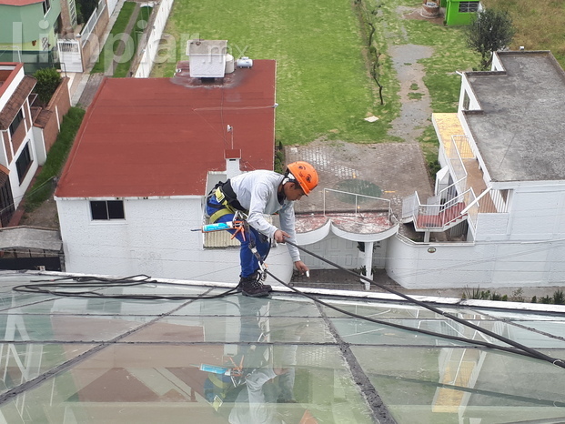 sellado de juntas para evitar filtraciones en techos de vidrio