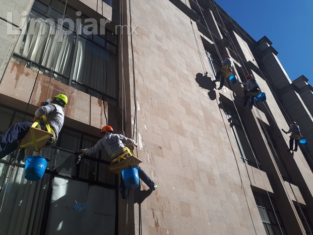 limpieza de vidrios tecnica con equipo de alpinismo.