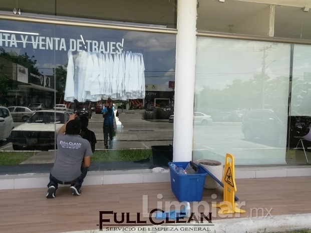 Limpieza de Paños de Cristal a Plaza Comercial