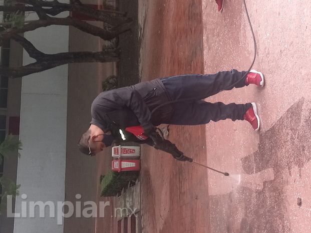 Lavado de plazas y estacionamientos.