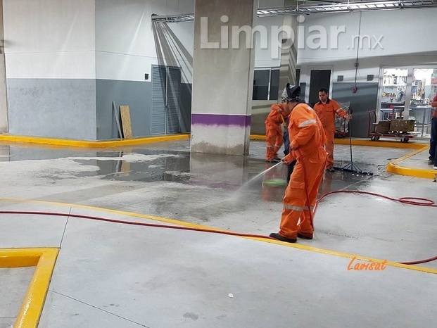 Lavado de piso de estacionamiento